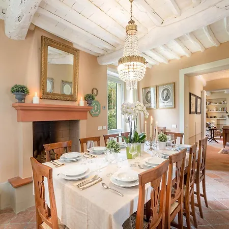 In Tuscany With Panoramic Vineyard Views *