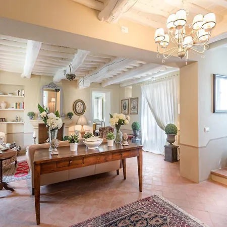 ヴィラ In Tuscany With Panoramic Vineyard Views ルッカ