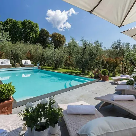 In Tuscany With Panoramic Vineyard Views *