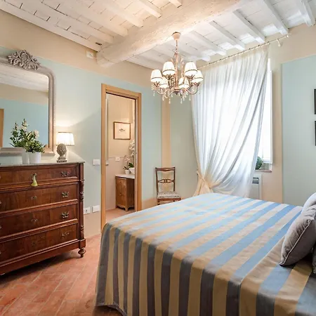 In Tuscany With Panoramic Vineyard Views *