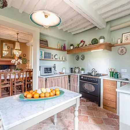 In Tuscany With Panoramic Vineyard Views *