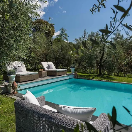 In Tuscany With Panoramic Vineyard Views *