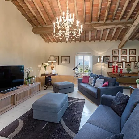 In Tuscany With Panoramic Vineyard Views *